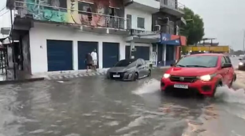Em nota, a Prefeitura de Manaus informa que a Defesa Civil registrou 30 ocorrências devido às chuvas nesta sexta-feira (30/10) e orienta a população a evitar áreas alagadas