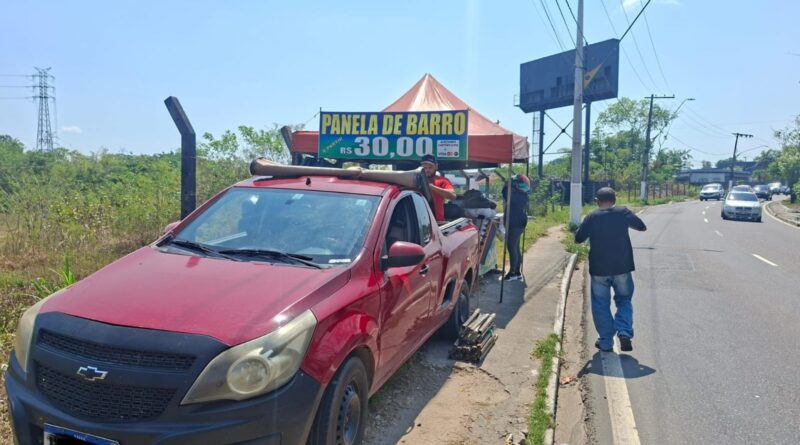 Prefeitura de Manaus notifica barraca por ocupação irregular de calçada e melhora circulação de pedestres na avenida Ephigênio Salles