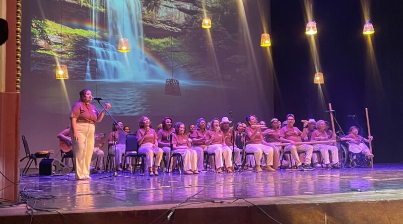 Aposentadas e pensionistas da Manausprev levam musicoterapia ao palco do Teatro Amazonas em mostra cultural
