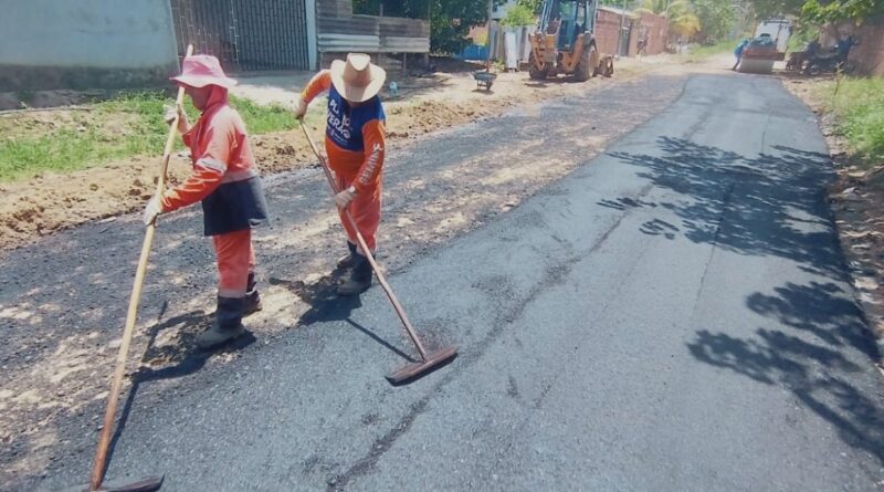 Prefeitura de Manaus leva asfalto pela primeira vez à rua das Estrelas, no bairro Tarumã-Açu
