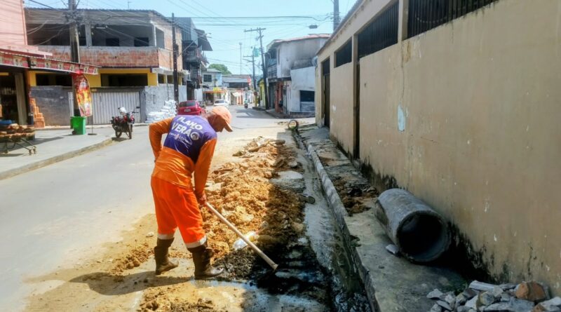 Prefeitura de Manaus recupera rede de drenagem na rua Iguatu, no bairro Redenção