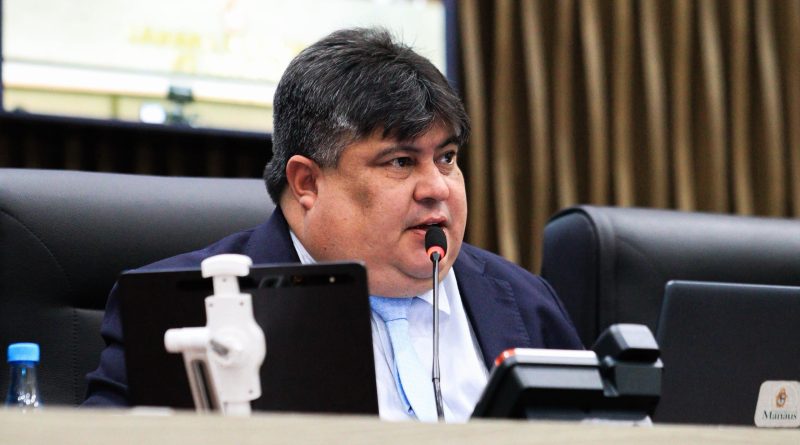 Presidente David Reis conduz votação que encaminha proposta de orçamento municipal de R$ 12,47 bilhões para 2027 às comissões da CMM