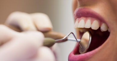 Sangramento na gengiva pede avaliação, alerta dentista