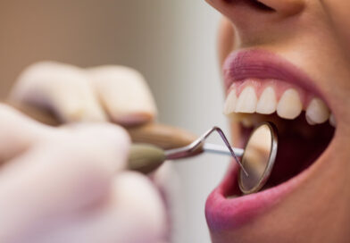 Sangramento na gengiva pede avaliação, alerta dentista