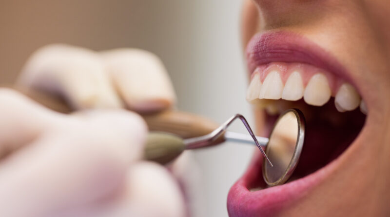 Sangramento na gengiva pede avaliação, alerta dentista