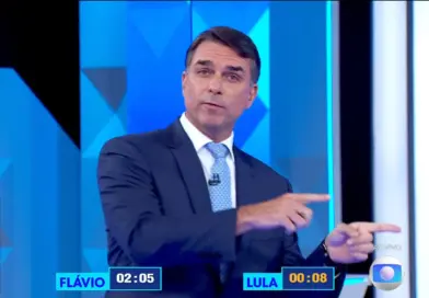 “Dá com uma mão e tira com nove dedos”, diz Flávio sobre Lula