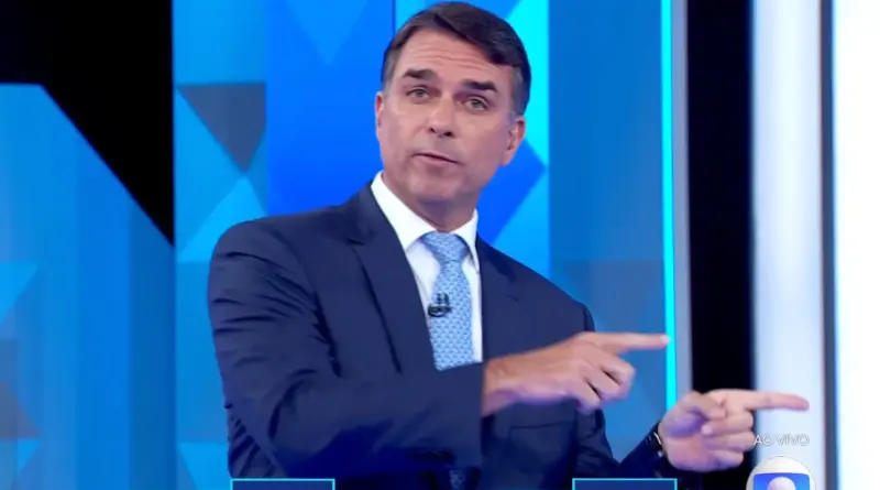 “Dá com uma mão e tira com nove dedos”, diz Flávio sobre Lula
