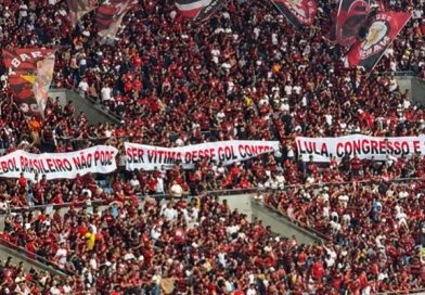 Torcida do Flamengo protesta contra Lula, Congresso e STF